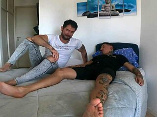 Des amis gays se détendent avec une action intense d'anal et de pipe