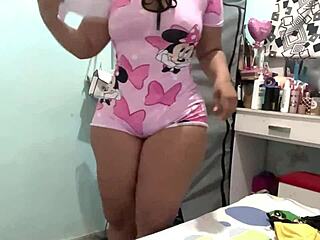 Câmera secreta captura a atraente bunda curvilínea da vizinha em seus shorts e vestido