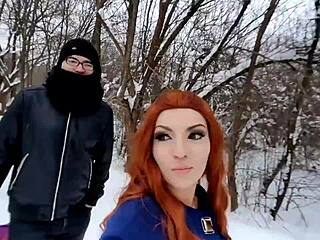 Une rousse expose ses atouts de manière taquine dans un parc d'hiver