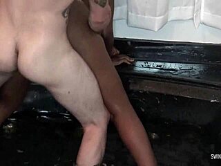 Krásna brunetka dostáva interracial a skupinovú akciu na swingers párty