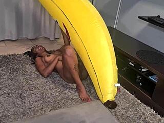 En indisk amatör med små bröst har en solo sexscen där hon rider en banan