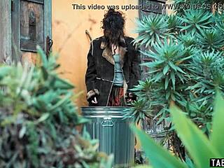 거리 걸, 남편 사용한 콘돔 찾아