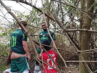 Homoliefhebbers hebben hete anale seks in het bos