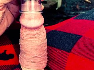 Bondage e pompaggio di cazzo con un uomo Fleshlight perverso