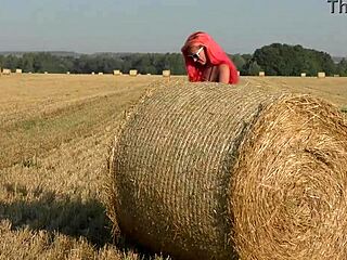 Buiten solo avontuur in een bikini in het veld