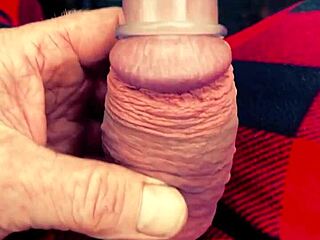 Bondage en lul pompen met een kinky Fleshlight man