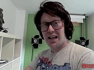 Amateur Gives Blowjob To Nerd For First Time Facial