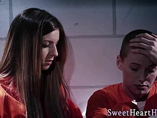 Velkoprsá vězenkyně olízána v prdeli lesbickou teenkou ve vězení