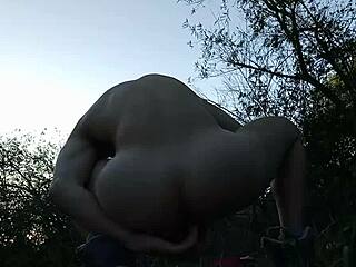 I'm a latina masturbatin in the forrest, feelin good befor they see me