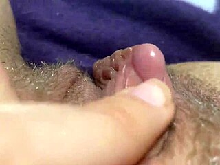 Masturbación de clítoris grande y peludo lleva a un orgasmo extremo en primer plano