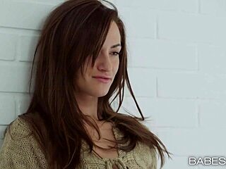 Babes Foxies Gold and Tess Dance for Wild Threesome