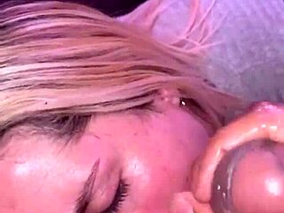 Gaynew video med blond hore som gir dypthroat blowjob