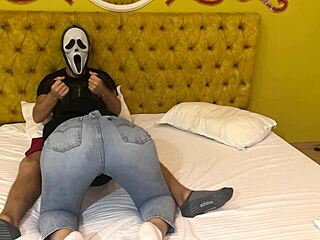 Um vídeo caseiro de Hentai de um Ghostface mascarado curtindo um boquete bruto no Halloween