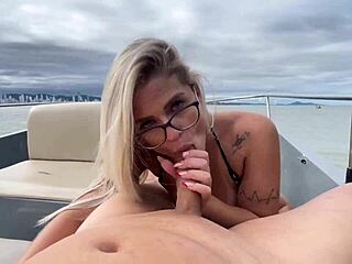 Loira Casada Fodes com Marinheiro em Passeio de Lancha