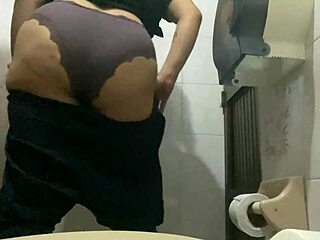 Mom in hot lingerie urinates in the hospital bathroom