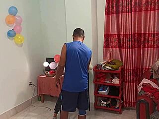 صغيرة تحب المص في ثلاثي منيك مع بنت وولدين