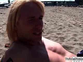 gostosa asiática shares steamy outdoor ménage fun