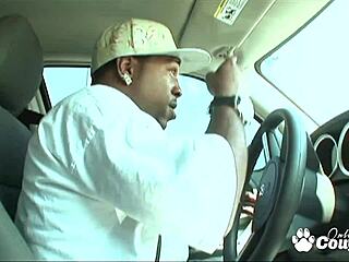 Isabella Cruz painaa ison ruskean pyllyn kovaa kyrpää vasten reality-scenessä