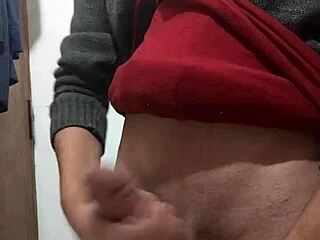 Худой парень дрочит соло в одежде