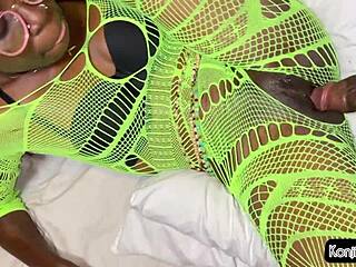 Выебал миниатюрную пизду 18+ монстр хуем на Рождество с кремпаем