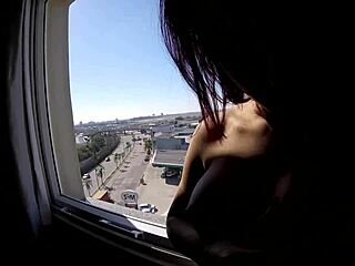 سارادا عارية في نافذة الفندق، مشاهدة سرية كريم بي وبزاز كبيرة