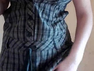 lonely girl caresses wet pussy to orgasm 😍