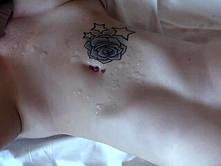 Vidim 18-godišnju novajliju kako ima prvi seks pred kamerom, duboko grlo, obrijana pička