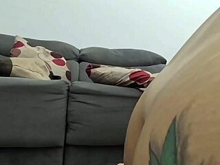 chamei o encanador e sentei com minha buceta e meu cuzinho apertado no cano dele