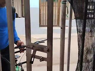 Repartidor folla rudo a chica gorda jugosa. Ella le hace garganta profunda hasta corrérsele en vídeo casero