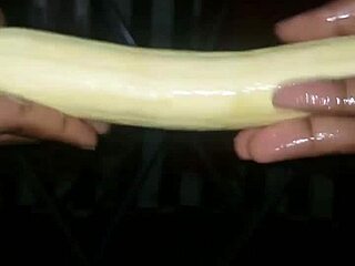 Plantain Versus Poivron - Mature Woman Gets Wet And Cums