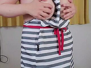 変態人妻がエプロン姿でオナニー