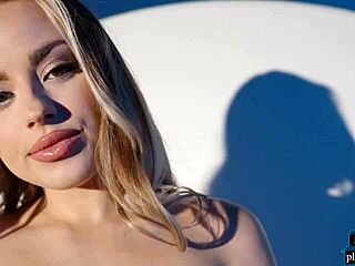 בלונדינית סקסית מילף אנה קלייר קלאודס מפשיטה לפלייבוי