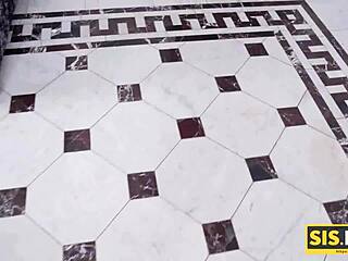 لونا وولف الشقراء البلجيكية تلعب ألعاب وهي تتقذف