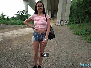 Verejný agent: Nevinná 19-ročná kočka tvrdo vŕtaná vonku v daždi