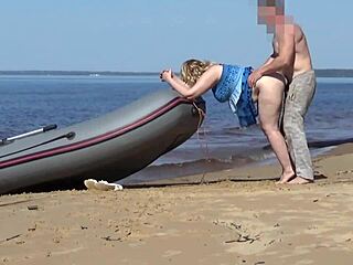 Touriste penchée par batelier pour baise dure en levrette