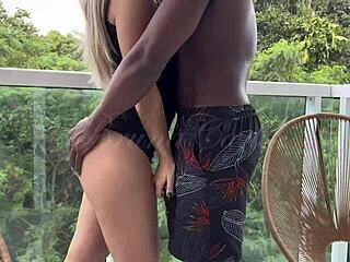 Fomos Transar na Sacada do Prédio o Segurança Pegou a Gente no Flagra Tivemos que Entrar e o Negó Roludo Me Comeu sem Dúvida e Arrombou Minha Bucetinha Socando Forte Completo no Red e Sheer