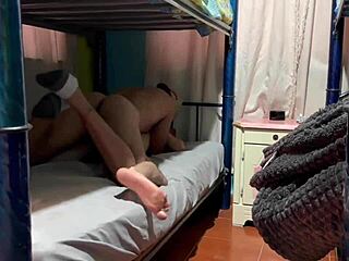 Se Escapa del Salón para Jugar Videojuegos y Prestarme sus Nalgotas en Casa