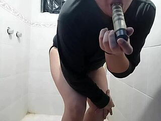 Jeg onanerer på badeværelset med vibrator del1