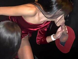 È andata a puttane con l'amica alla casa swinger, chiamiamo un tipo dotato per scoparci entrambe in cabina - Bia Martins.