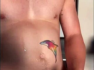 Twink runkar monsterkuk i solljus med kåta känslor