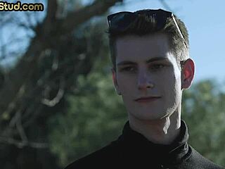 Chlupatý samec v nožním fetiši trojce s chlapečky