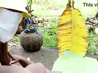 Kan inte motstå hennes stora röv när hon hämtar vatten!