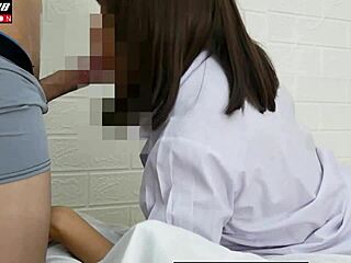 Studentă thailandeză cu păr scurt, corp strâns, gemete drăguțe