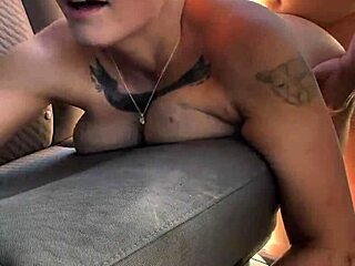 Bintang porno MILF amatur kongkek peminat dalam romp kereta awam