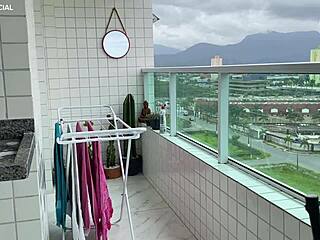 Бразильская горничная в мини-шортах убирает на камеру с огромной задницей