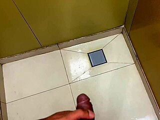 Wow, backstage with the horny Latina ninfeta giving up her tight ass for the first time!