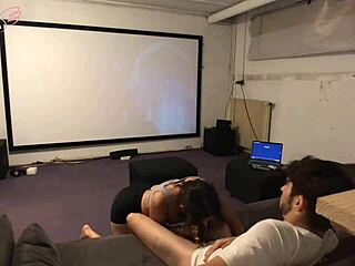 Beau-frère belle-sœur baisent pendant film Disney ? 😏