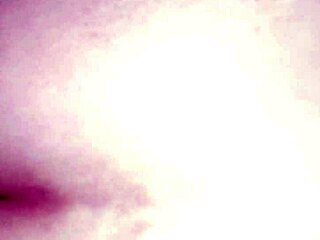 35-годишна държи анален тап при кастинг отблизо