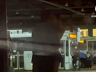 O jebem, ta poročena pička se nagačuje javno na osvetljeni ulici! 🔥