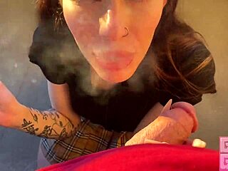 귀여운 흡연 소녀가 공공 발코니에서 빠른 블로우잡